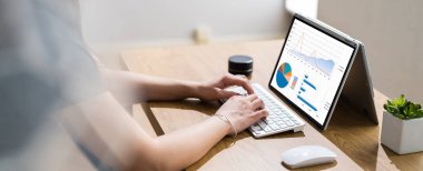 İş Veri Analisti Laptop 'ta Analitik Teknoloji Kullanıyor