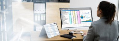 Laptop Ekranında Finans Raporu Kullanan Kadın