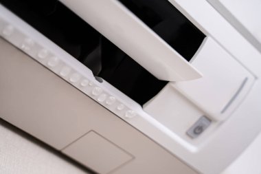 Sızdıran Klima Evde Duvarda