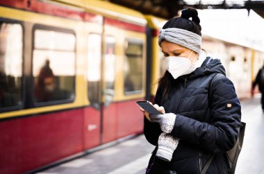 FFP2 Yüz Maskesiyle Metro Taşımacılığı