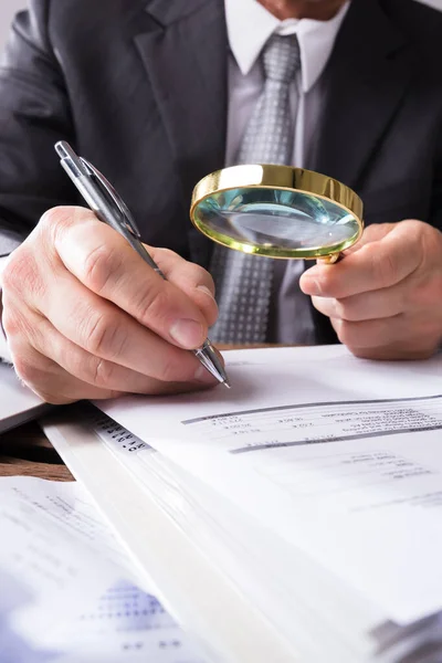 Auditor Using Magnifying Glass Audit Fraud Investigation — Stock Photo, Image