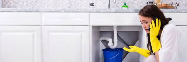 Pipe Water Leak Kitchen Sink Inglês Chamando Encanador — Fotografia de Stock