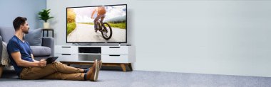 Tabletten TV Aygıtına Yayınlanan Video İzleniyor