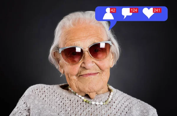 Nonna Pensione Sui Social Media Con Cuori Simpatie — Foto Stock