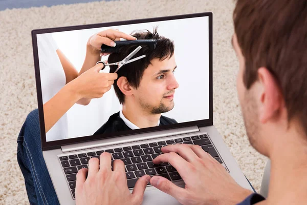 Cabeleireiro Cabelo Segurando Vídeo Online Classe Curso — Fotografia de Stock