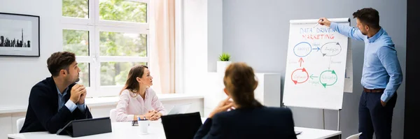 Diversi Uomini Affari Team Presentazione Piano Finanziario — Foto Stock