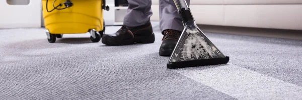 Male Janitor Cleaning Carpet Vacuum Cleaning Living Room — Stock Photo, Image