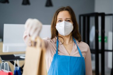 Tıbbi Maske Dükkanındaki Kasiyer