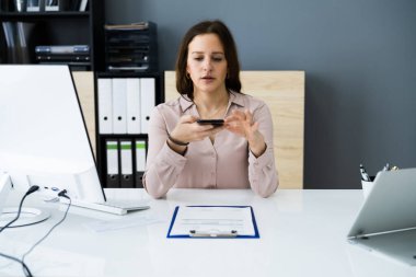 Fatura Belge Fotoğrafı Telefonu Kullanıyor. Fotoğraf Çekme Akıllı Telefon Kullanıyor