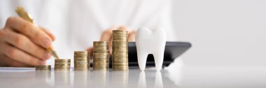 Diş Sigortası ve Diş Hekimi Bill Cost. İmplanta Para Kaydet