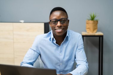 Ofisteki Bilgisayarı kullanan Mutlu Profesyonel Afrikalı Çalışanlar