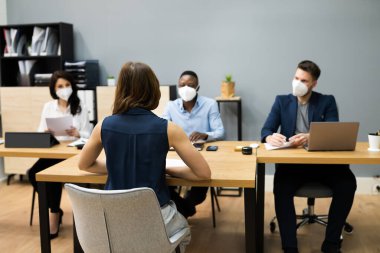 İş Yöneticisi İş Görüşmesi Yüz Maskesiyle Konuşuyor