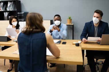 İş Yöneticisi İş Görüşmesi Yüz Maskesiyle Konuşuyor