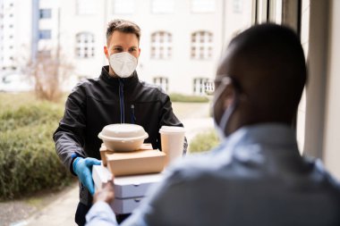Evde Yüzü Maskeli Kurye 'den Pizza Almak