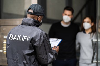 Mübaşir Maskeli Kapıda Borç Koleksiyoncusu