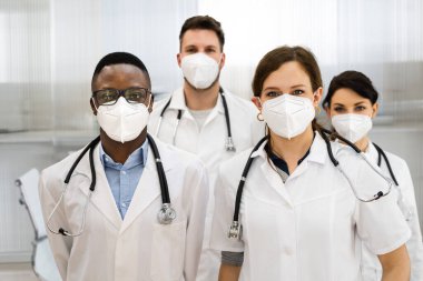 FFP2 maskesi takan Doktor Grup Hastanedeydi.