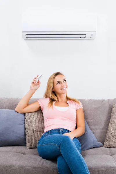 Mujer Usando Acondicionador Habitación Sala Estar Enfriamiento —  Fotos de Stock