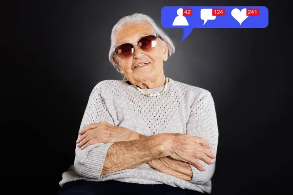 Nonna Pensione Sui Social Media Con Cuori Simpatie — Foto Stock