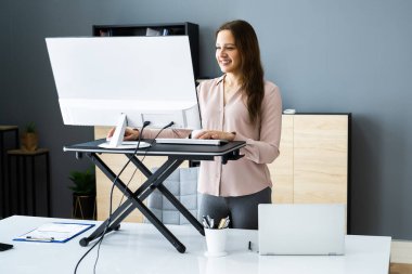 Bilgisayarı kullanarak Ayarlanabilir Yükseklik Standı Ofiste