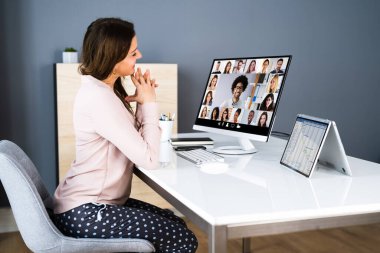 Komik pijama giymiş iş videosu çağrısı