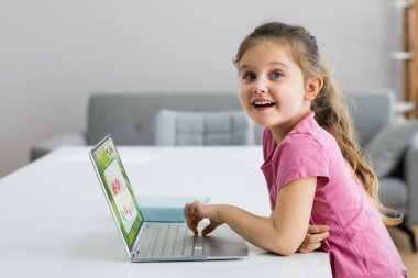 Heyecanlı Çocuk Dizüstü bilgisayarda Matematik Çalışması