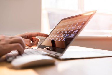 Tablet ekranındaki Dijital Takvim Gündemi. Hafta Planlayıcısını Arıyor