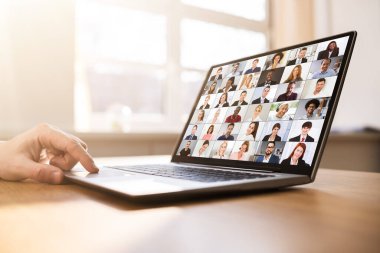 Bilgisayar ekranında Dijital Çevrimiçi Webinar Konferansı