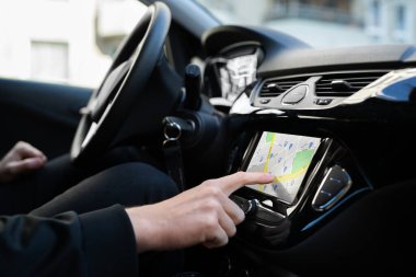 Araba GPS Navigasyonu ve İzleme Haritaları Kullanılıyor