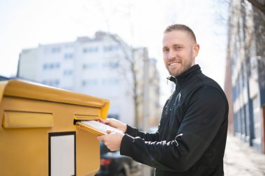 Zarftaki mektup ya da posta kutusundaki belge. Posta Gönderen Adam