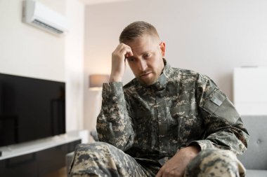 Yaralanma ve travmadan sonra tekerlekli sandalyedeki engelli asker.