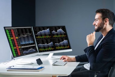 Menkul Kıymetler Borsası Analisti Çoklu Ekranlı Bilgisayar Kullanıyor
