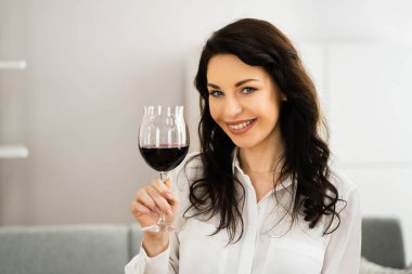 Ev Odasında Şarap İçen Kadın