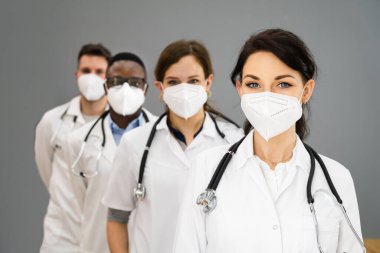 FFP2 maskesi takan Doktor Grup Hastanedeydi.