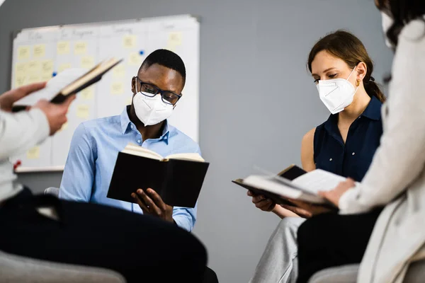 Gruppbibelstudier Och Lärjungaskap Läsande Människor — Stockfoto