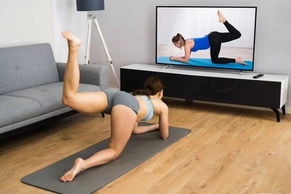 Online Fitness Motionsträning För Kvinna — Stockfoto