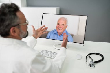 Doktor bilgisayardan hastayla görüntülü konuşma yapıyor.