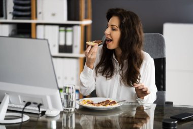 Çevrimiçi Video Konferansı Kullanılarak Sanal Ofis Öğle Yemeği Molası