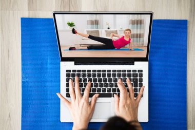 Evdeki Laptop Bilgisayarında Çevrimiçi Yoga Video Uygulaması Uygulaması İzleniyor