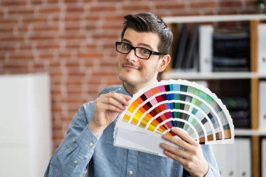 Video Konferans Çağrısında Örnekleri Gösteren Tasarımcı