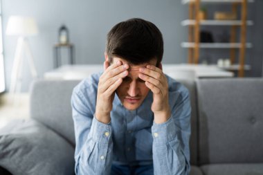 Video konferansında başı ağrıyan sıradan bir adam