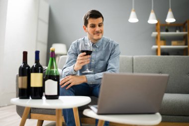 Sanal Şarap Tatma Akşam Yemeği Dizüstü Bilgisayarı Kullanıyor