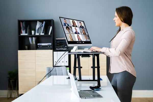 Suporte Mesa Altura Ajustável Escritório Usando Computador — Fotografia de Stock