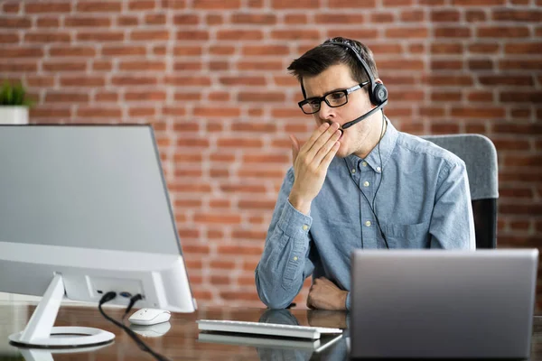 Video konferansında Uykucu Çalışan Portresi