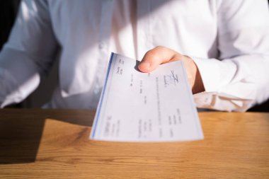 Maaş çekini veriyorum. İş Ofisi Kirası ve Maaşı