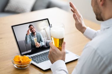 Bilgisayarda Sanal Bira İçme Partisi