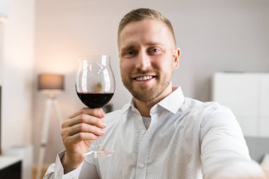 Gülümse Genç adam Şarap Akşam Yemeği Video Konferansı