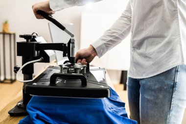 Tişört baskısı baskısı. Özel Tişört Yazdırma Makinesi