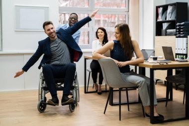 Mutlu İş Adamları Grubu Ofiste Kutlama