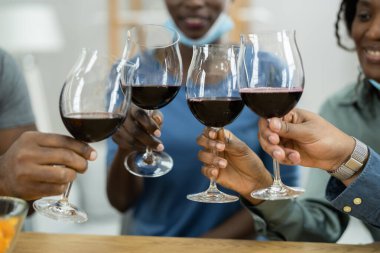 Afro-Amerikan Şarap Partisi Maske Takıyor