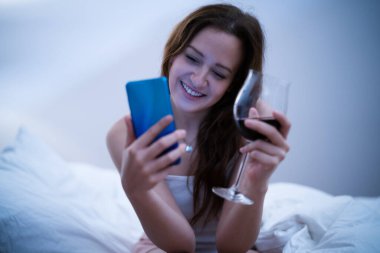 Çevrimiçi Şarap Sohbeti Gece Yatak Odasında